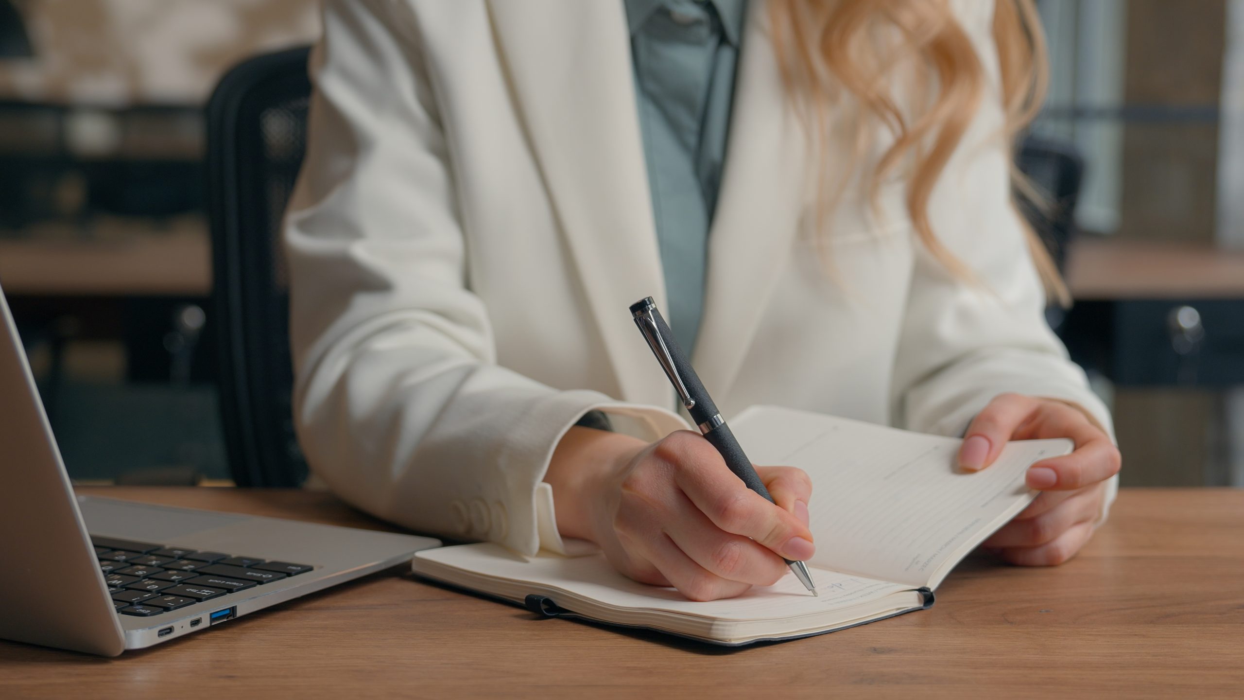 psicologa atencion online tomando nota scaled.jpg